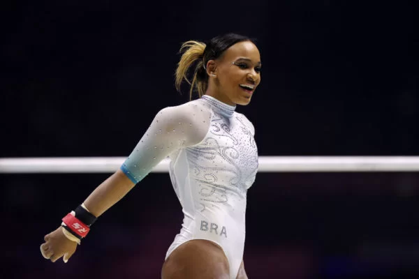 No momento, você está visualizando Rebeca Andrade conquista ouro inédito no Mundial de Ginástica