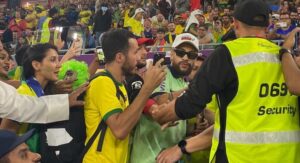 Leia mais sobre o artigo Sósia de Neymar causa alvoroço e entra de penetra em jogo do Brasil