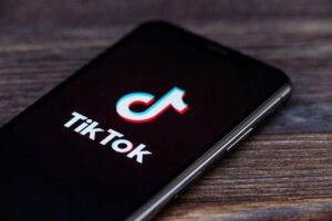 Leia mais sobre o artigo TikTok propaga cultura danosa de dieta para jovens diz estudo