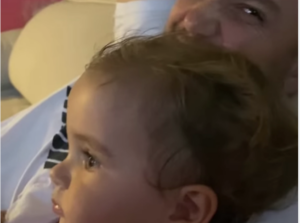 Leia mais sobre o artigo Cena de bebê com ciúme do pai viraliza nas redes sociais