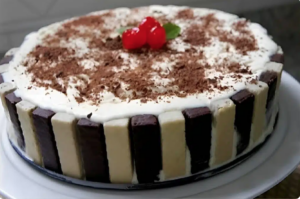 Leia mais sobre o artigo Torta de Bis rápida com creme e sorvete perfeita para o Natal