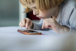 Leia mais sobre o artigo Como celular pode afetar comportamento da criança para sempre
