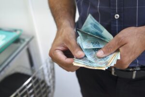 Leia mais sobre o artigo PEC destina R$ 6,8 bilhões para reajuste do salário mínimo