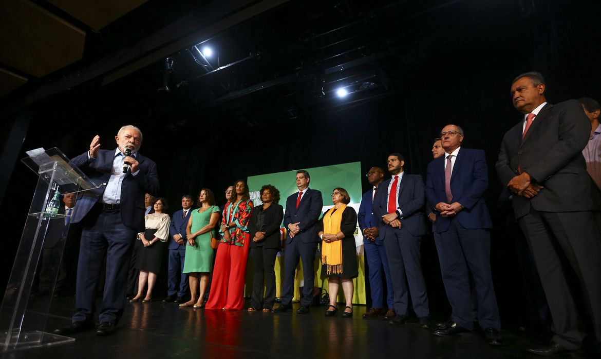 Você está visualizando atualmente Presidente eleito Lula anuncia mais 16 ministros da futura gestão