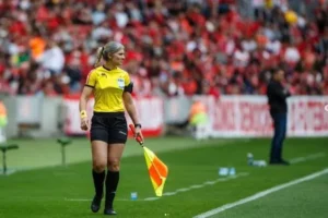 Leia mais sobre o artigo Quem é Neuza Back, árbitra brasileira do 1º trio feminino na Copa