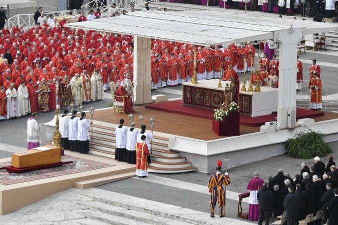 Você está visualizando atualmente Papa Francisco preside funeral de Bento XVI