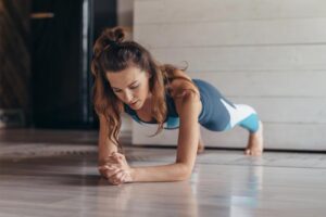 Leia mais sobre o artigo Personal trainer indica os melhores exercícios para fazer em casa