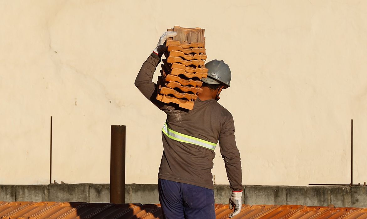 Você está visualizando atualmente Confiança da Construção Civil cai 1,7 ponto em janeiro