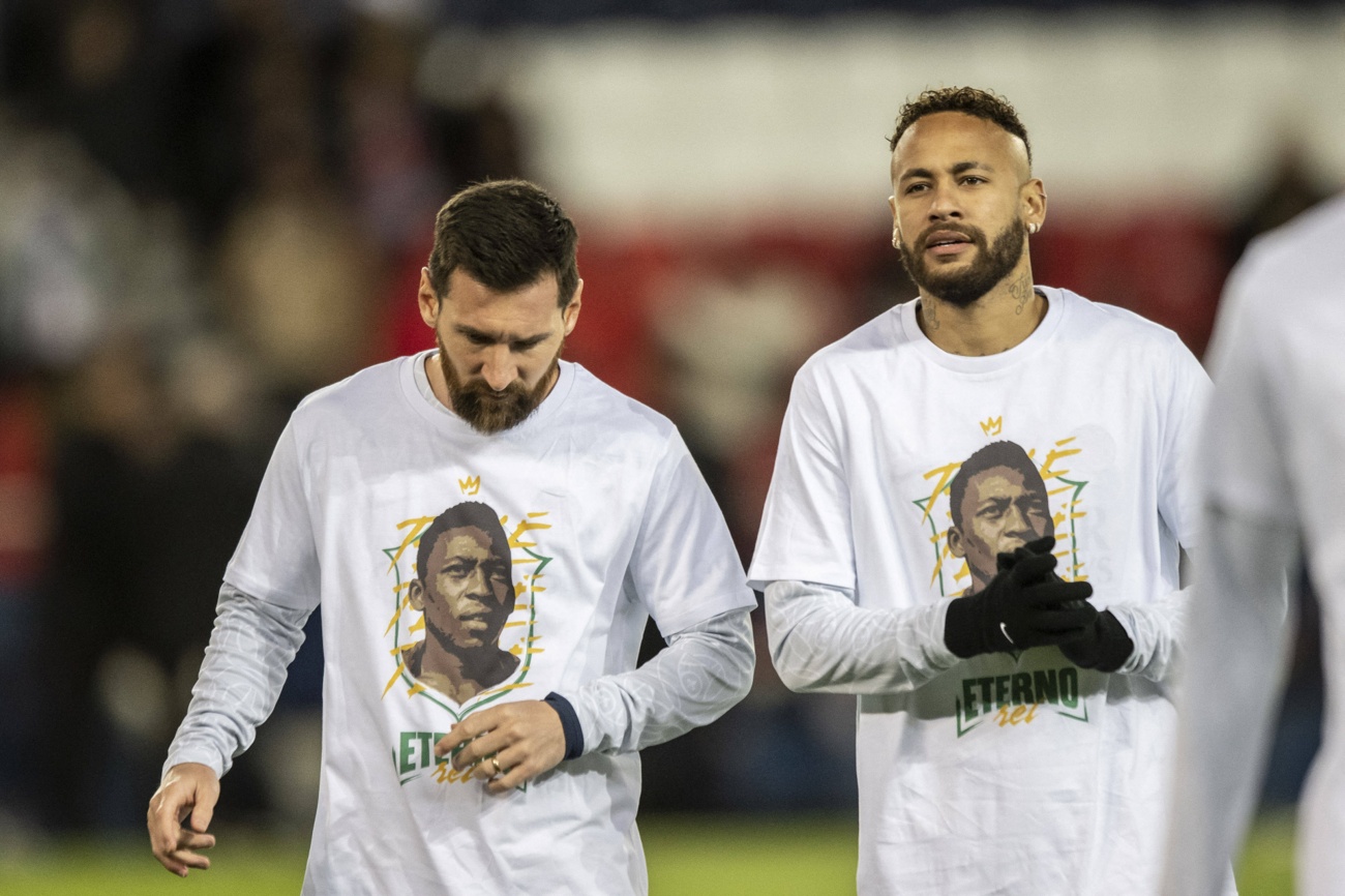 Você está visualizando atualmente Messi e Neymar homenageiam Pelé antes de partida do PSG