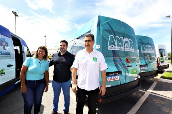 Você está visualizando atualmente Prefeito entrega vans para programas de Assistência Médica