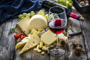 Leia mais sobre o artigo Veja 6 tipos de queijo e qual o melhor vinho pra acompanhar