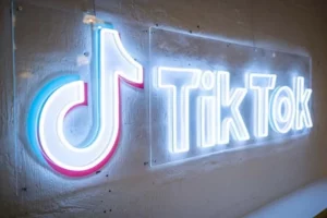 Leia mais sobre o artigo Comissão Europeia veta o TikTok dos smartphones