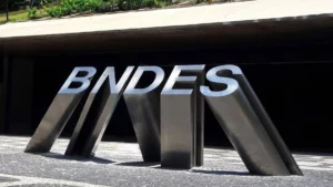 Leia mais sobre o artigo Câmara pretende proibir financiamentos do BNDES no exterior