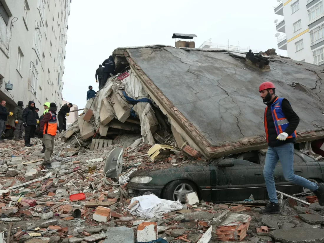 Você está visualizando atualmente Terremoto de 7,8 deixa mais de 2 mil mortos na Turquia e na Síria