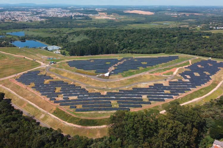 No momento, você está visualizando Como uma cidade transformou um aterro sanitário em usina solar