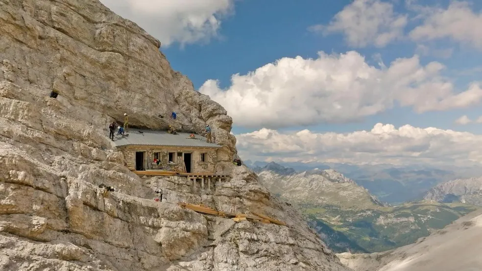 No momento, você está visualizando Casa na rocha a 2.760m de altura só é acessível por corda