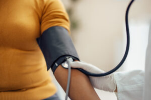 Leia mais sobre o artigo Estudo liga pressão arterial a declínio cognitivo e demência