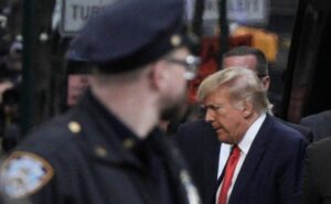 Leia mais sobre o artigo Trump chega a Nova York na véspera de se apresentar à Justiça