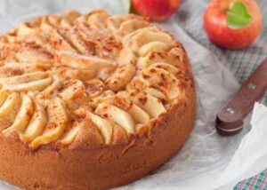 Leia mais sobre o artigo Bolo de maçã que já sai do forno com cobertura deliciosa