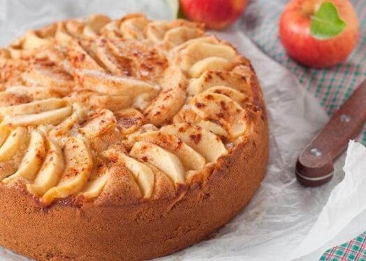 Você está visualizando atualmente Bolo de maçã que já sai do forno com cobertura deliciosa