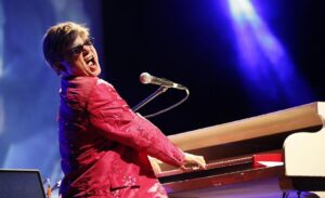 Leia mais sobre o artigo Cover oficial de Elton John faz tributo em Cuiabá