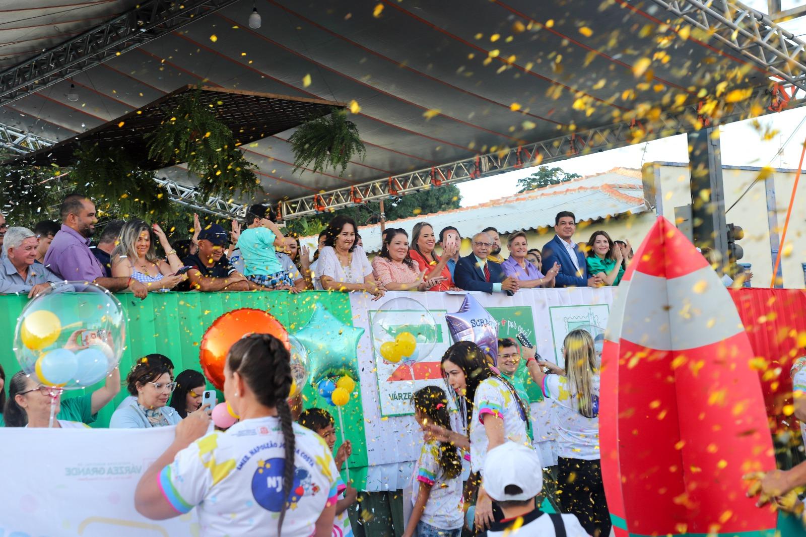 No momento, você está visualizando Desfile de aniversário de Várzea Grande celebra a educação