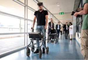 Leia mais sobre o artigo Homem paraplégico volta a andar com auxílio de IA