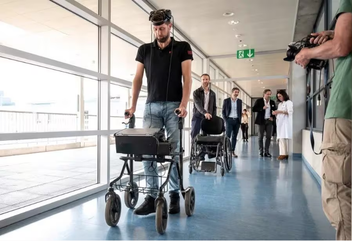 No momento, você está visualizando Homem paraplégico volta a andar com auxílio de IA