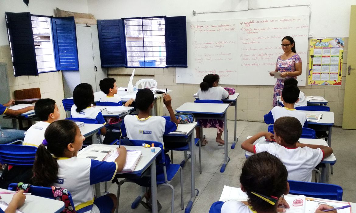 Você está visualizando atualmente Governo libera R$ 4 bi para ampliar vagas do programa integral em escolas