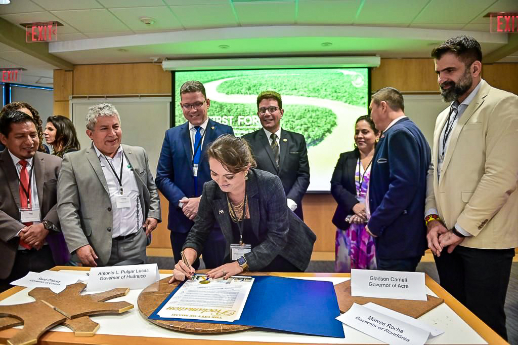 No momento, você está visualizando Governo de MT assina criação da Câmara de Bioeconomia da Amazônia em Miami