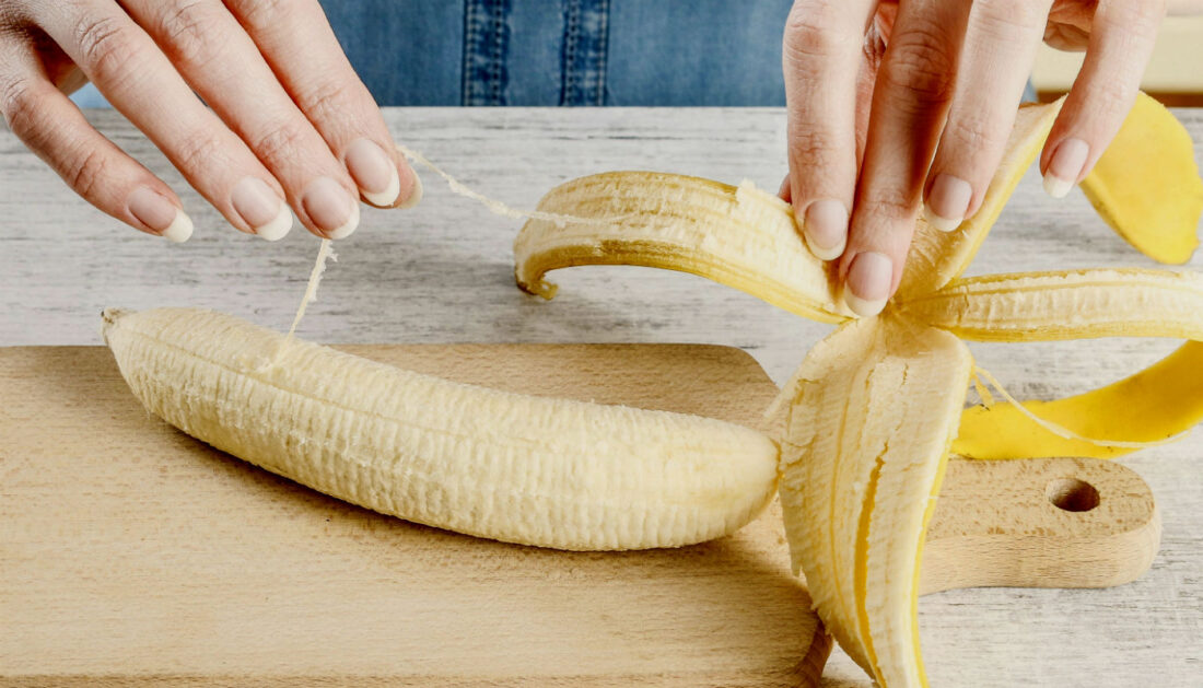 Você está visualizando atualmente O que são os fios brancos das bananas e podemos comê-los?