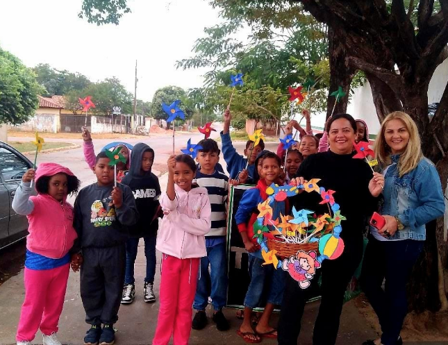 No momento, você está visualizando VG: Crianças distribuem catavento em protesto ao trabalho infantil