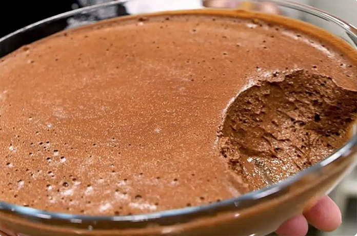 Você está visualizando atualmente Sobremesa de chocolate derrete na boca com apenas 4 ingredientes