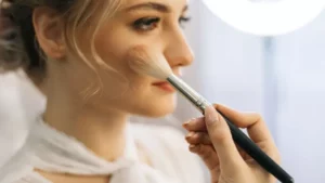 Leia mais sobre o artigo Make impecável: 4 dicas para fazer a maquiagem durar o dia todo