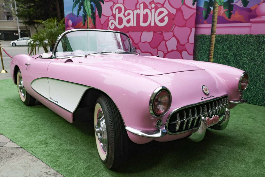 Você está visualizando atualmente Corvette rosa da Barbie gera frenesi e antecipa o futuro