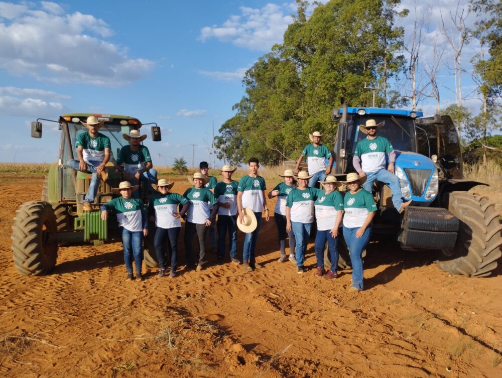 Você está visualizando atualmente Trabalhadores aprendem a operar tratores agrícolas em Alto Taquari