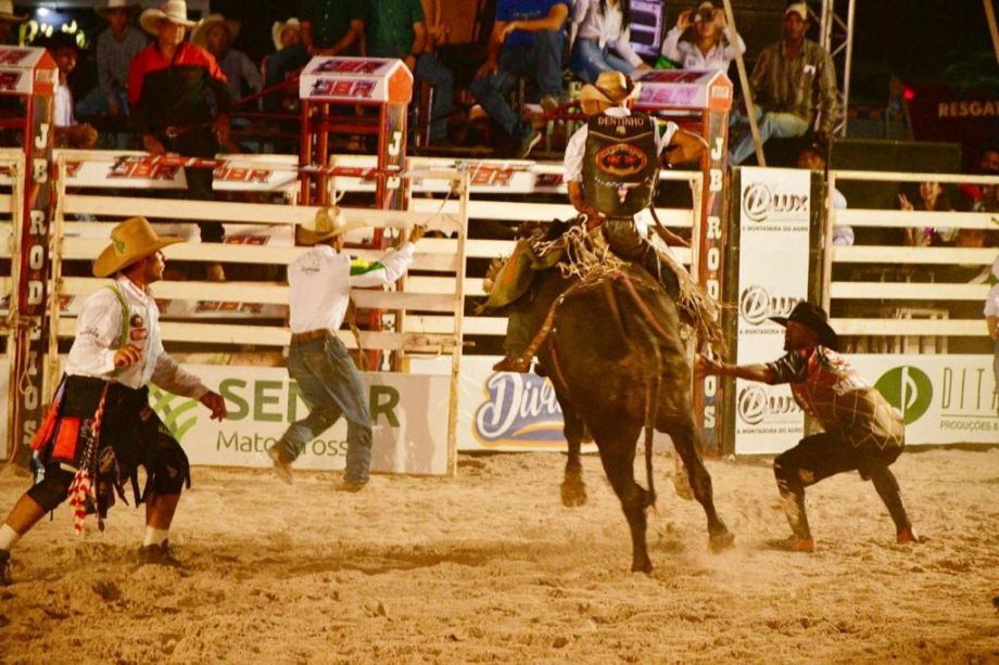 Você está visualizando atualmente Show de Léo Chaves marca abertura Expoagro nesta quinta-feira