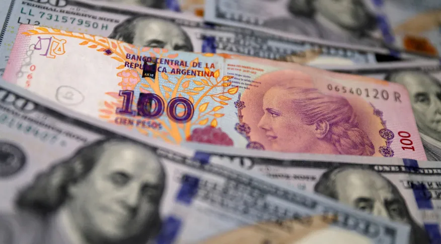 Você está visualizando atualmente Argentinos recorrem ao dólar diante de incertezas com eleição