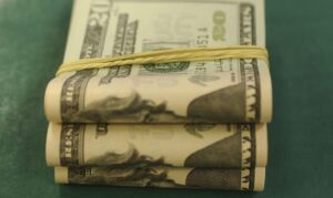 Leia mais sobre o artigo Dólar sobe quase 2% e aproxima-se de R$ 4,90 após corte de juros