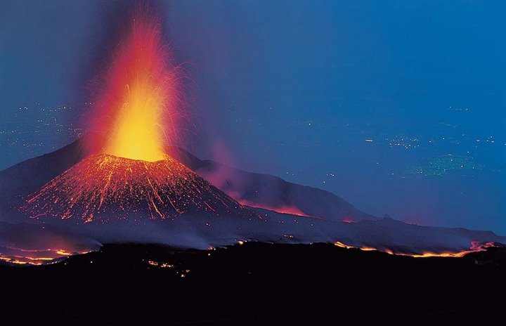 Você está visualizando atualmente ETNA EM ERUPÇÃO: Por que alguns vulcões continuam expelindo lava