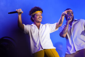 Leia mais sobre o artigo Bruno Mars empolga com hits e faz plateia cantar Evidências