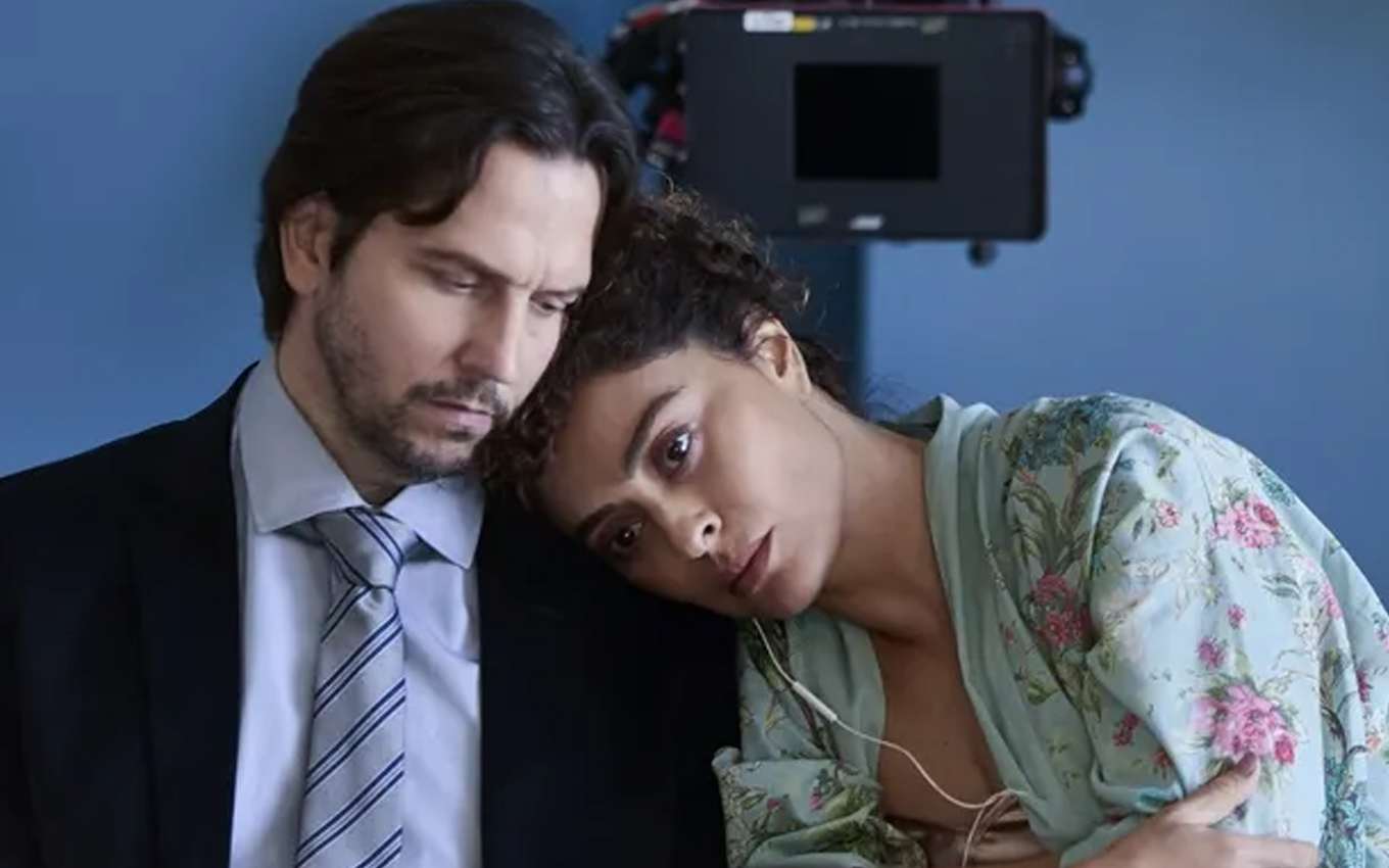 Você está visualizando atualmente Juliana Paes e Vladimir Brichta surgem em primeira foto de “novela” da Netflix