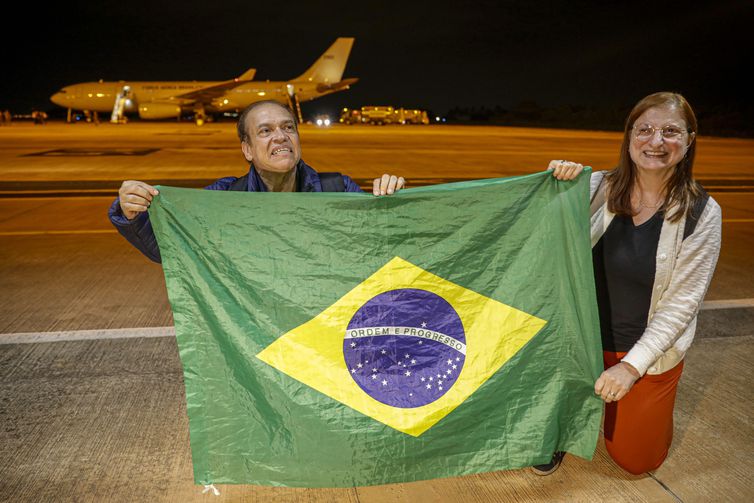 No momento, você está visualizando Chega a Brasília primeiro avião trazendo brasileiros de Israel