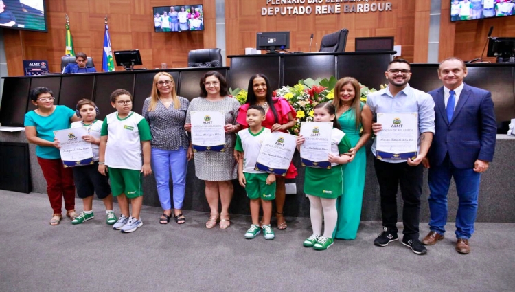 Você está visualizando atualmente ALMT homenageia as dez melhores escolas no Prova Cuiabá 2023