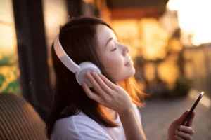 Leia mais sobre o artigo Ouvir músicas preferidas é capaz de reduzir dor física, afirma estudo