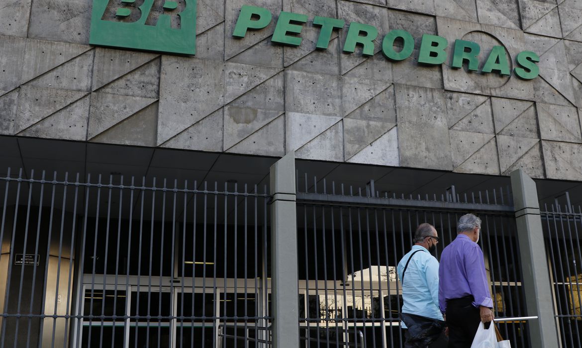 Você está visualizando atualmente Petrobras reduz preço da gasolina e aumenta o do diesel