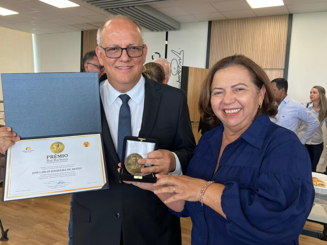 No momento, você está visualizando Prefeito Pátio recebe Prêmio Rui Barbosa de Gestão de Qualidade do TCE/MT