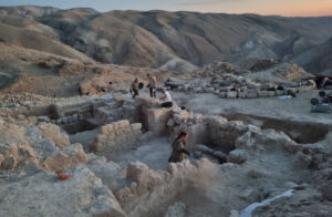 Leia mais sobre o artigo Texto bíblico é descoberto em ruínas no deserto da Judeia