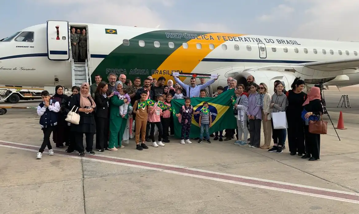 Você está visualizando atualmente Brasileiros repatriados de Gaza já estão a caminho do Brasil