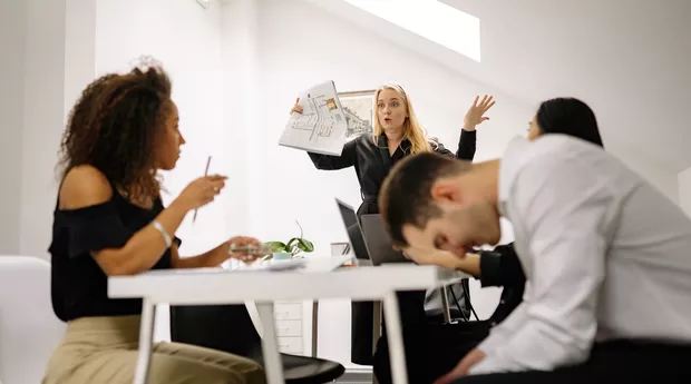 No momento, você está visualizando Como lidar com pessoas tóxicas no ambiente de trabalho